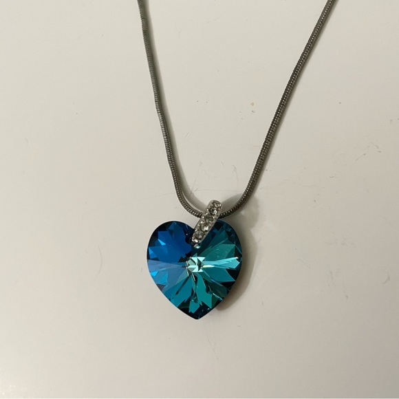 Amber Lee Heart Pendant Necklace Snake Chain - Picture 4 of 16